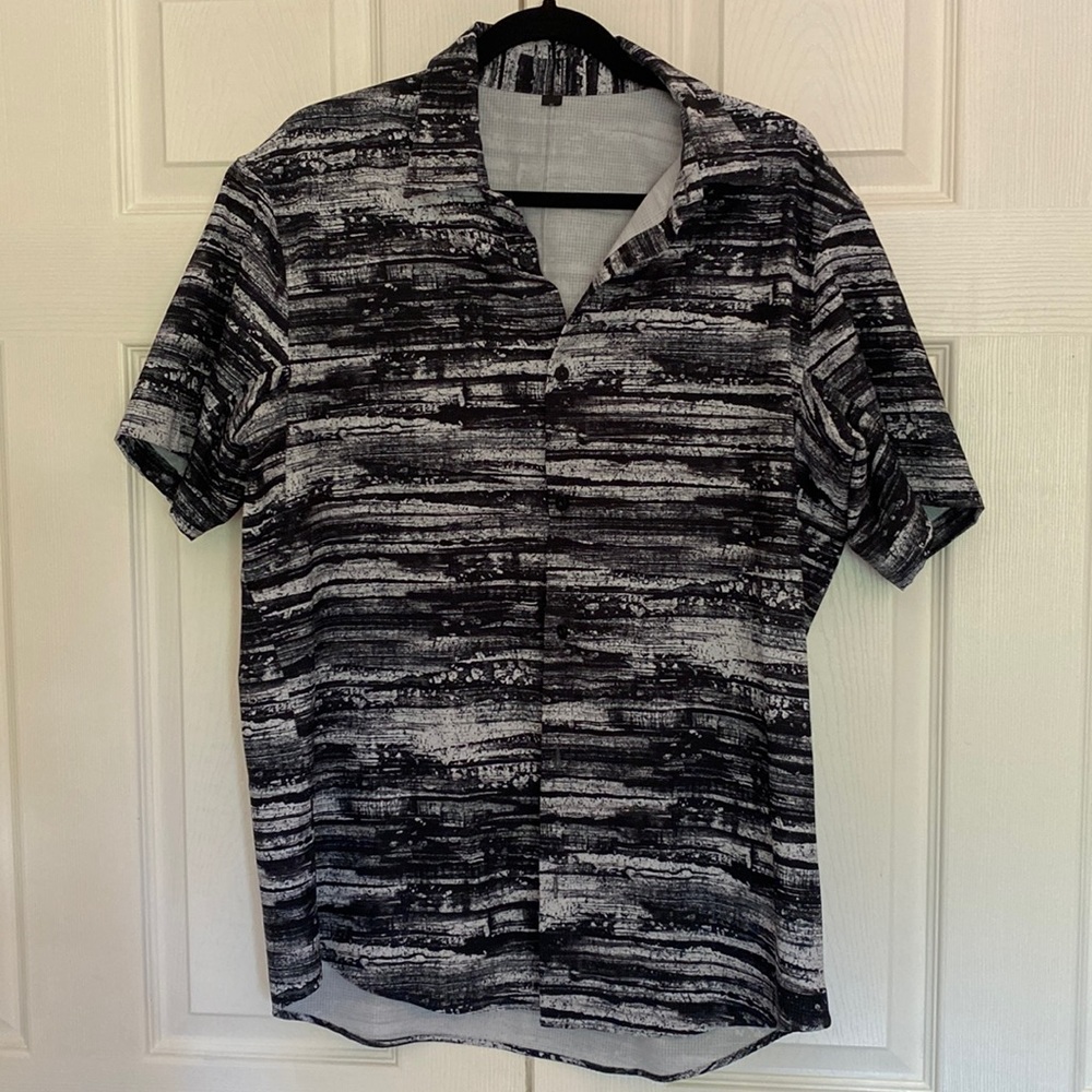 Men’s XL Lulu Lemon black and white button up dry fit material.